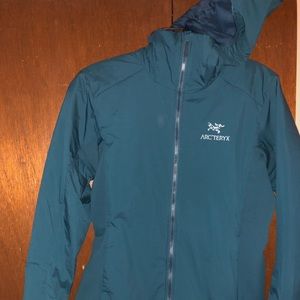 Woman arc’teryx atom lt hooded jacket